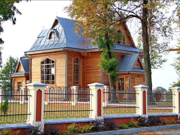 Drewniany kościół parafialny p.w. Matki Boskiej Śnieżnej , zbudowany w 1919 roku wg. projektu inż.arch. Kazimierza Osińskiego.