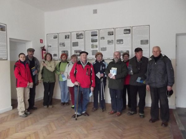 na zdjęciu: w holu szkolnym - z dyr.szkoły p. Wojciechem Orłowskim, wokół na ścianach ciekawe  plansze z opisanymi dziejami miejscowości i atrakcjami ekomuzeum.