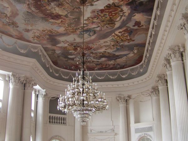 Sala balowa pałacu . Obecnie w pałacu jest hotel  a sala wynajmowana jest na rauty,wesela .....