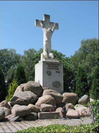 "MĘCZENNIKOM ZA WIARĘ I OJCZYZNĘ" - pomnik zaprojektowany przez księdza prałata Andrzeja Kondrackiego, wykonany przez artystę rzeźbiarza Jana Stępkowskiego.