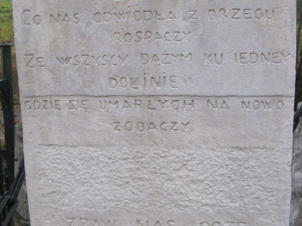 Inskrypcja na płycie nagrobnej - na cmentarzu przykościelnym.