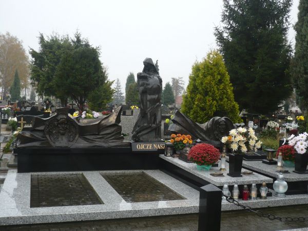 Duży  cmentarz  na  ul  Bema  zdjęcie  1 listopad 2017