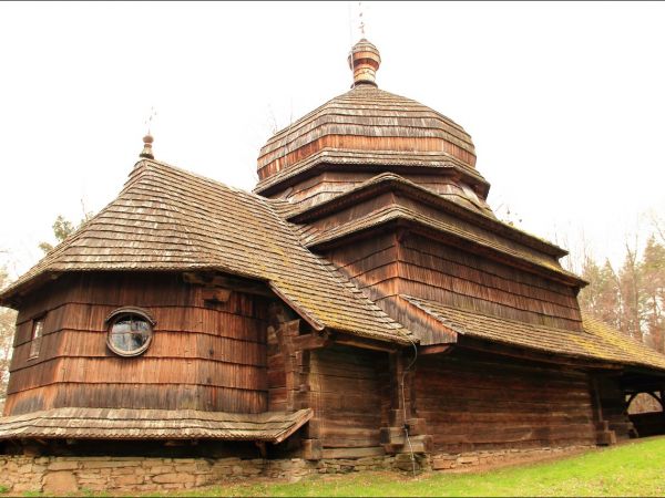 Drewniana cerkiew p.w. Wniebowstąpienia Pańskiego z 1659 r., usytuowana na wzgórzu Dębnik - Dubnyk (344 m n.p.m.), wznoszącym się ponad doliną Sanu.