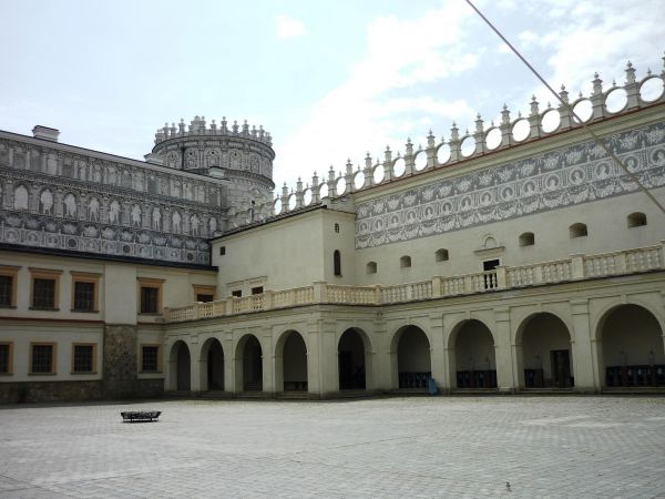 Jedna z najpiękniejszych rezydencji pałacowych w Polsce. Położona 10 km na południe od Przemyśla.  Zamek - pałac powstał w XVI wieku.  Przez kolejne lata rozbud