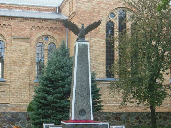 Pomnik Orła Białego odsłonięty w 1933 roku dla upamiętnienia piętnastej rocznicy odzyskania niepodległości. Autorem projektu pomnika jest Stanisław Stolarczyk.