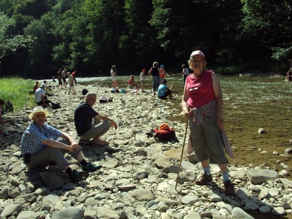 namiętnie swobody i przygodę sobie cenimy - tu na rzece Wetlina - na  ścieżce historyczno-przyrodniczej "Bieszczady Odnalezione" - we wsi Zawój. Dalej : rezerwa