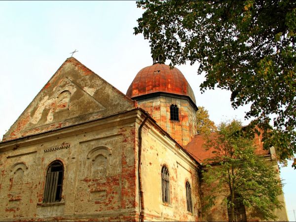 Murowana cerkiew greckokatolicka pw. św. Onufrego z 1809 roku, od 1947 r. nieużytkowana.