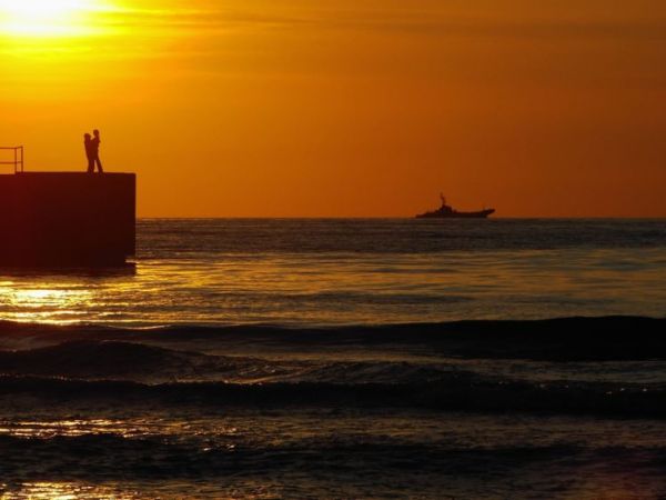 Cudowny zachód słońca nad brzegiem morza w Mrzeżynie.