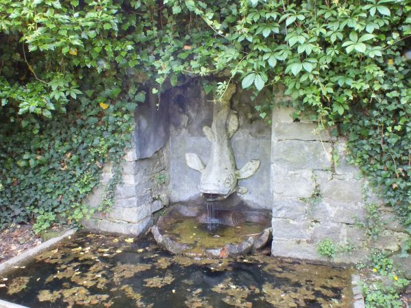 fontanna w parku pałacowym