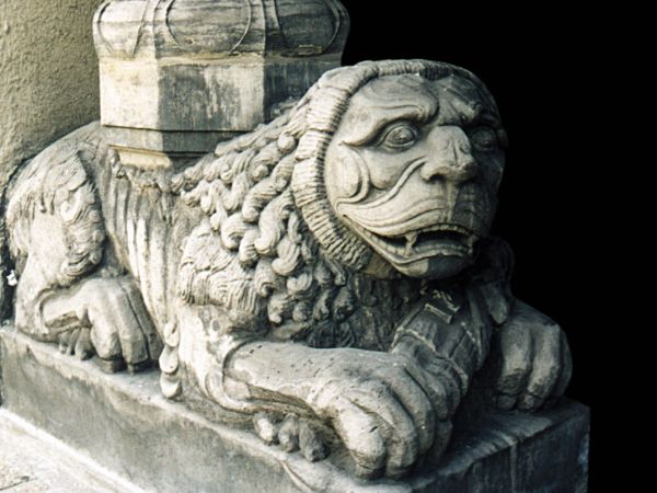 Lew u wejścia do kościoła św. Pawła