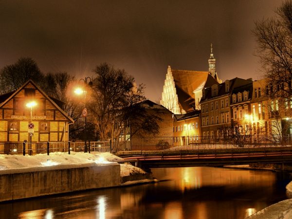 Widok na rzekę Młynówkę, po prawej Ul. Przyrzecze w tle Fara