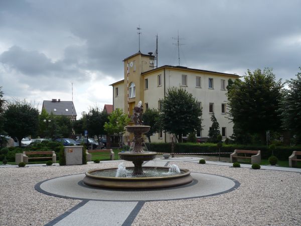 Pięknie zadbany rynek ,ratusz z 19w.pozbawiony stylu na wskutek 
licznych przebudowań,zieleń i ładna fontanna dodaje uroku