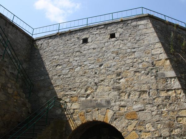 wylot bramny - i obok schody prowadzące na koronę murów fortecznych,  polecam tam wejście, nawet gdyby ktoś mało czasu miał i zamierzał przejść  w inne sektory