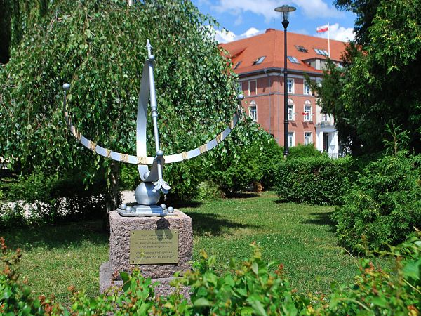 Zegar słoneczny w parku przy pl.Staszica