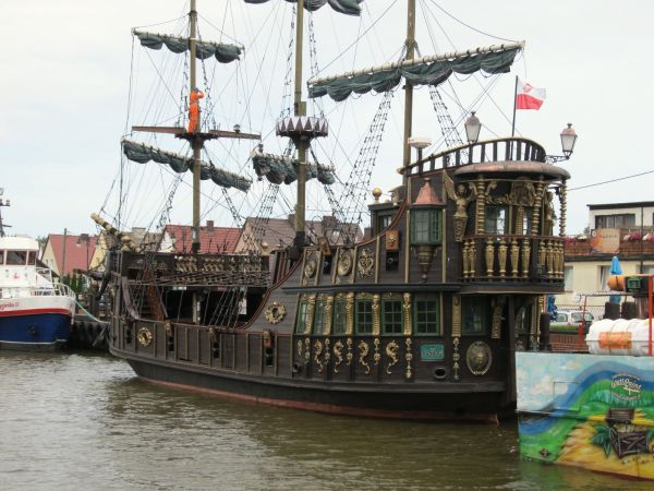 Stara fregata w porcie