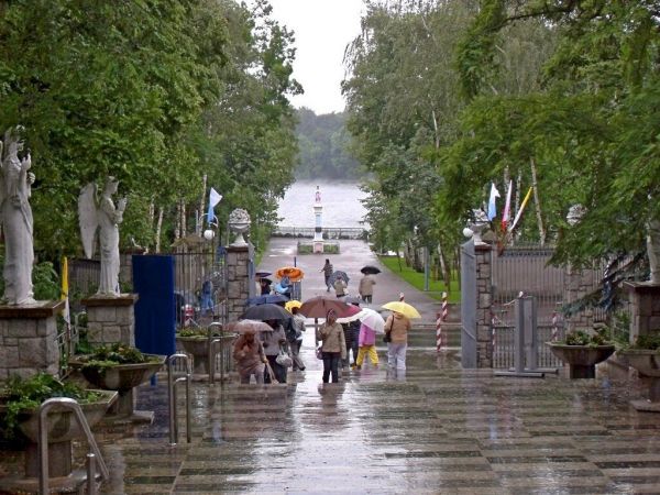 W Licheniu w deszczu