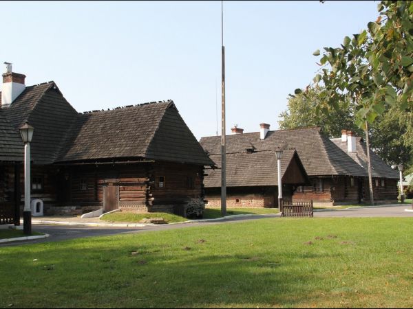 Skansen budownictwa ludowego.