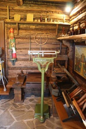 ... i to wszystko stanowi wyposażenie stanowiska pracy pszczelarza - tu  pewnie nie tylko rękoma i rozumem się pracuje ale i serca wiele się oddaje...