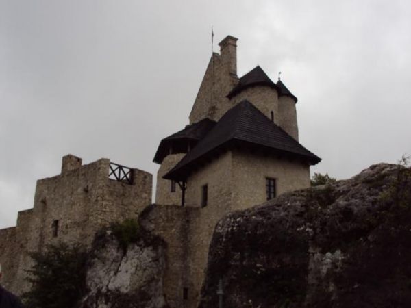 usytuowany na wysokiej skale zamek, zbudowany z miejscowego kamienia wapiennego, jest przykładem wyżynnej warowni, wykorzystującej naturalne walory obronne miej