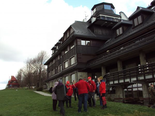 uczestnicy szkolenia - przy / przed obiektami Akademickiego Ośrodka Szybowcowego oraz lądowiska i hotelu z restauracją.