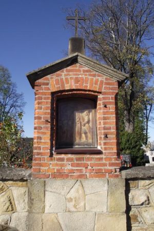 wpisana w mur cmentarny : stacja Drogi Krzyżowej.