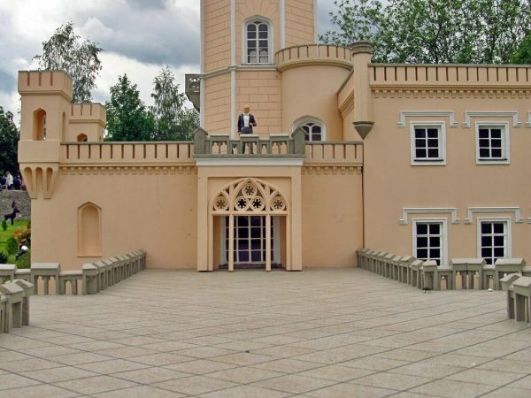 KOWARY - Park Miniatur Zabytków Dolnego Śląska - Pałac w Mysłakowicach wybudowany został w największej wsi Kotliny Jeleniogórskiej, na życzenie króla Prus w XIX