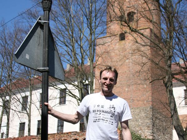 Zamek Joannitów - założony na planie czworoboku z narożną, wysoką na 35 metrów wieżą. Wewnątrz m.in. sala gotycka ze sklepieniem wspartym na jednym filarze i sa