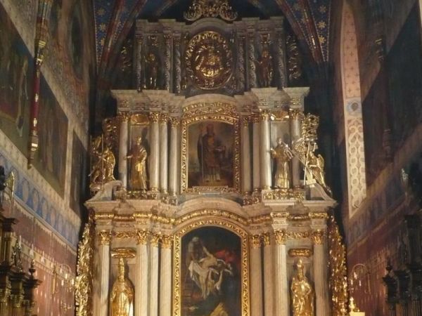 Ołtarz główny barokowy z1662r.trzy kondygnacyjny z obrazem
kopia."Zdjęcie z Krzyża"Rubensa.