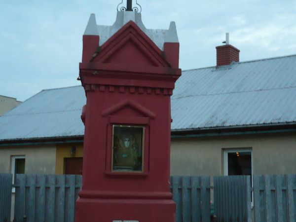 Nie daleko kościoła mała kapliczka.