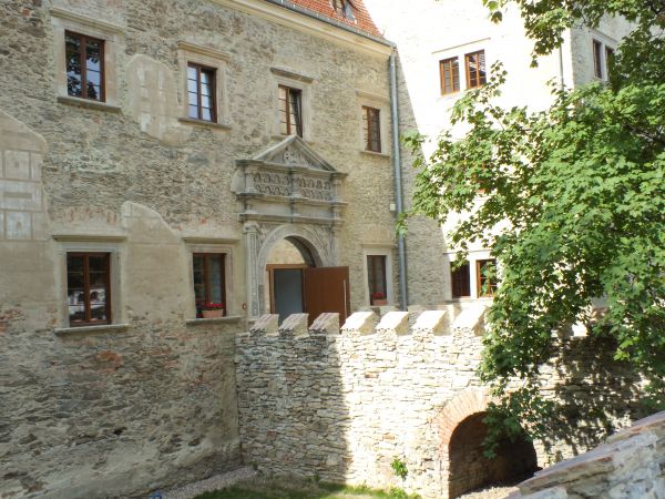 wjazd do zamku przez most nad fosą