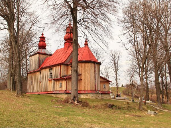 Drewniana filialna cerkiew greckokatolicka p.w.  św. Paraskewii w Hołuczkowie . Zbudowana w 1858 przez miejscowego cieślę Konstiantyna Melnyka. Wewnątrz cerkwi