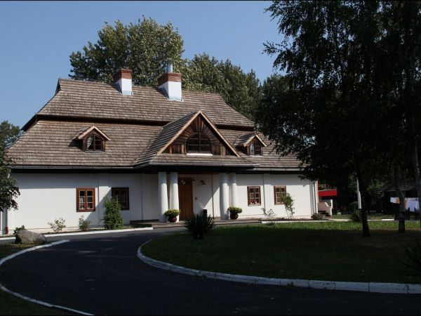 Skansen budownictwa ludowego.