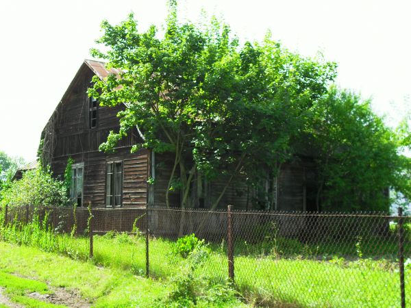 Stara chata-tu przed laty mieszkała rodzina państwa Dzięciołów-niestety niszczeje