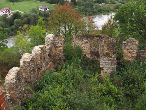 tzw. ruina stała, chociaż prace trwają na murach klasztornych i wiele wokół, ale to ogromny kompleks i tam foresterium, cele mnichów, kordegarda, szpital, budyn