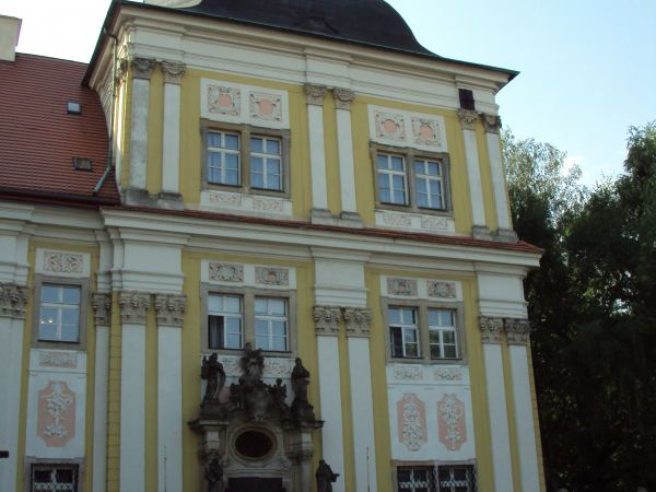 na szlaku pątniczym : Bazylika św. Jadwigi to najstarsze sanktuarium na Śląsku. Mocą decyzji papieża Benedykta XVI zyskało status Sanktuarium Międzynarodowego.