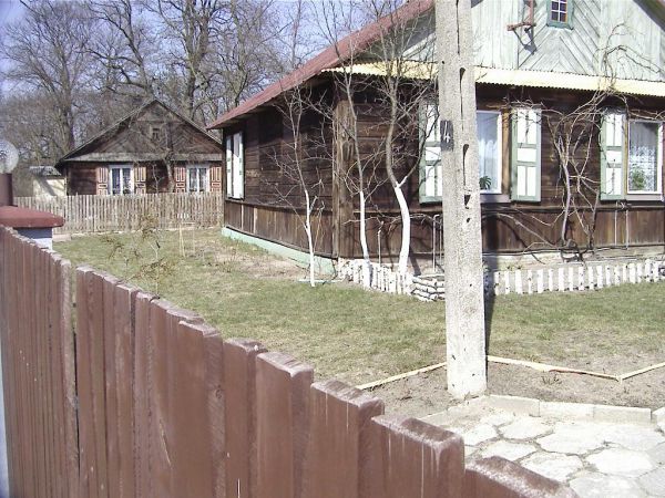 Łukawica leży nad rzeczką Byliną  w mezoregionie Wysoczyzna Lubartowska i w atrakcyjnym obszarze ,,Zielony Pierscień,,  Zachowły się tam do dziś wzniesione w la