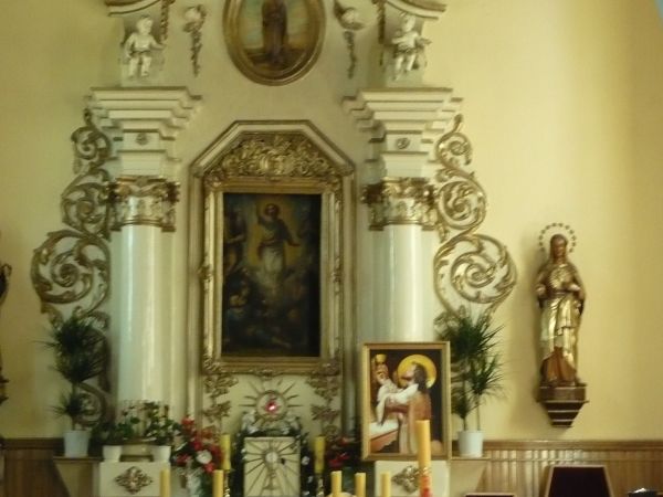 Ołtarz główny z obrazem Matki Bożej Bolesnej i Krzyż święty