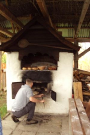 przy chlebowym piecu - czeladnik piekarski uzupełnia wsad - a szufla, którą się posługuje też musi być wykonana z właściwego gatunku drewna - wskazany wiąz, klo