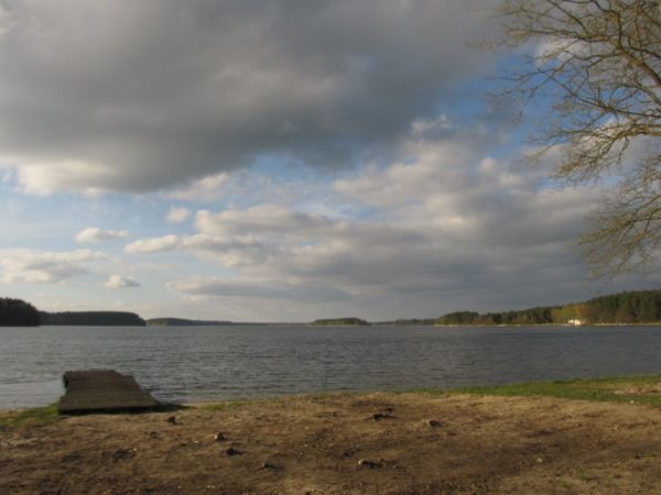 Idąc brzegiem jeziora Wdzydzkiego w Borsku - Jeziornie