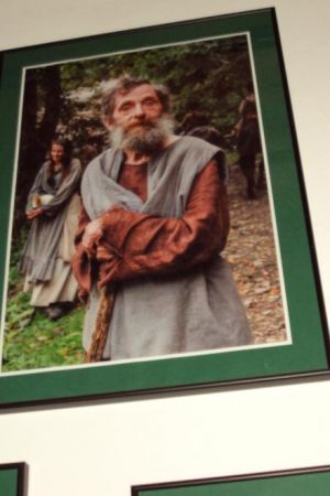 pan ze zdjęcia służy jako przewodnik po skansenie - tu ucharakteryzowany bierze czynny udział w kręconym w tamtejszych plenerach filmie fabularnym.