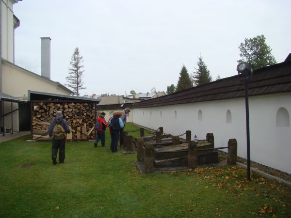 Kościół otoczony murem obronnym wys. 2 metrów, z otworami strzelniczymi. W razie zagrożenia, napaści ludność nawet z okolicznych wsi szukała schronienia, ocalen