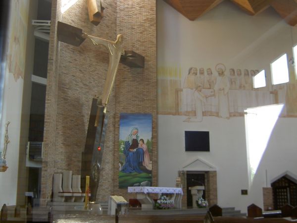 Ołtarz główny wspomnianego kościoła zd. Pogma.