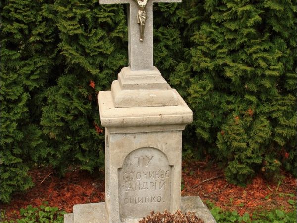 Cerkiew pw. św. Michała Archanioła w Chołowicach . Zbudowana w 1897 r. W 1941 r. spalona. W latach 1993-96 odbudowana.  Obecnie Kościół Pojednania pw. Ducha Świ