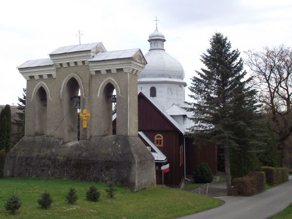 W roku 1927 na miejscu poprzedniej, spalonej w 1912r. zbudowano nową drewnianą cerkiew pw. Przemienienia Pańskiego. W 1947r. po akcji przesiedleńczej zamieniono