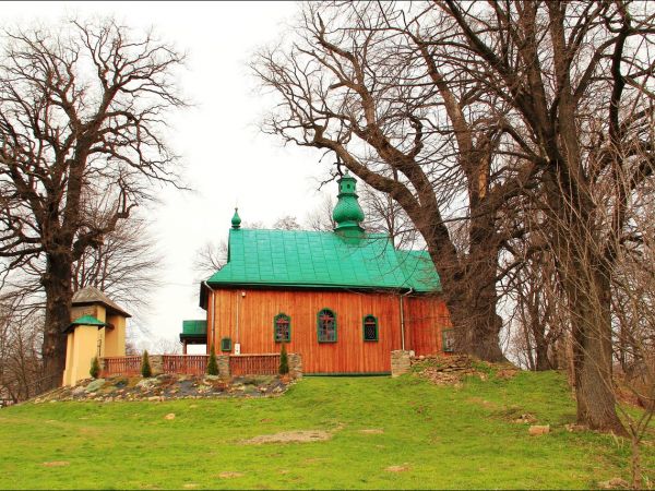 Cerkiew greckokatolicka p.w. Soboru Bogarodzicy w Hłomczy , zbudowana w 1859 r. Obok cerkwi wzniesiono w tym samym czasie dzwonnicę murowaną, w której wiszą trz