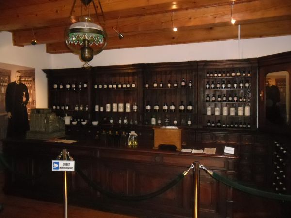 Wyposażenie apteki Ignacego Łukasiewicza.