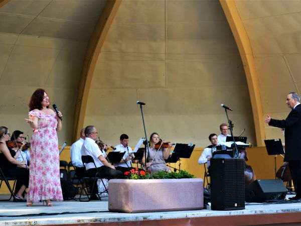 Występy artystów Opery Bydgoskiej w Muszli Koncertowej Parku Zdrojowego.