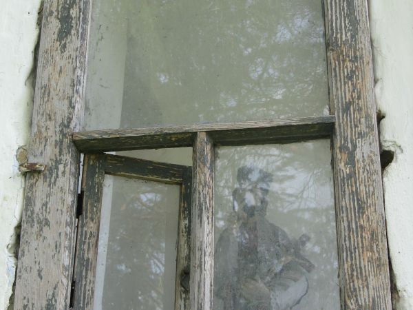 kapliczka na wysokim brzegu rzeki Kalniczka - we wnętrzu figura / rzeźba św. Nepomucena - oryginał skradziony, tu duplikat. Święty jest patronem nie tylko od gr