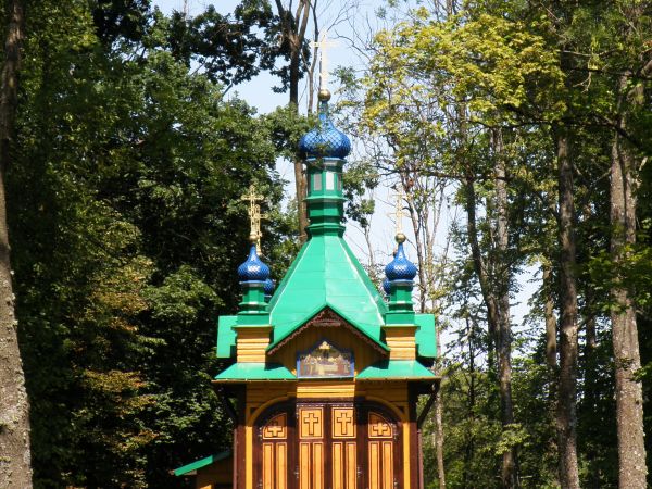 Drewniana cerkiewka obok monasteru