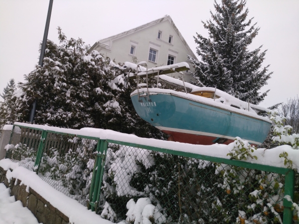 Łódka przy ulicy Dworcowej.